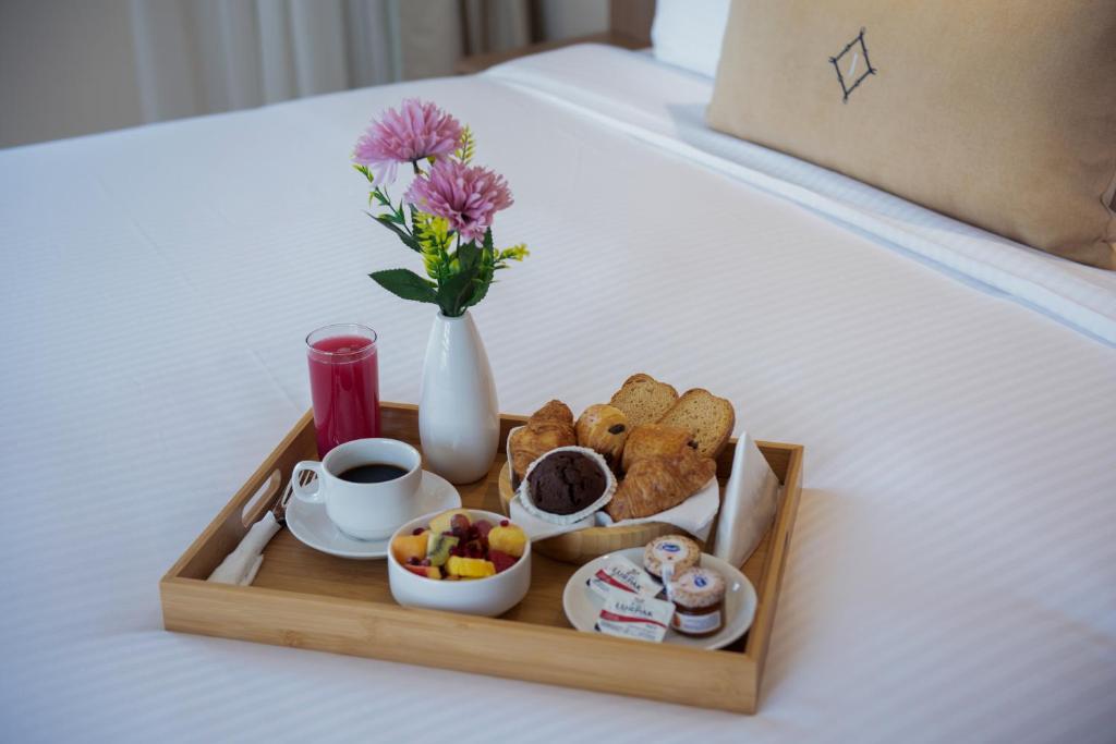 Elite Three-Bedroom Apartment With Terrace - Image 12