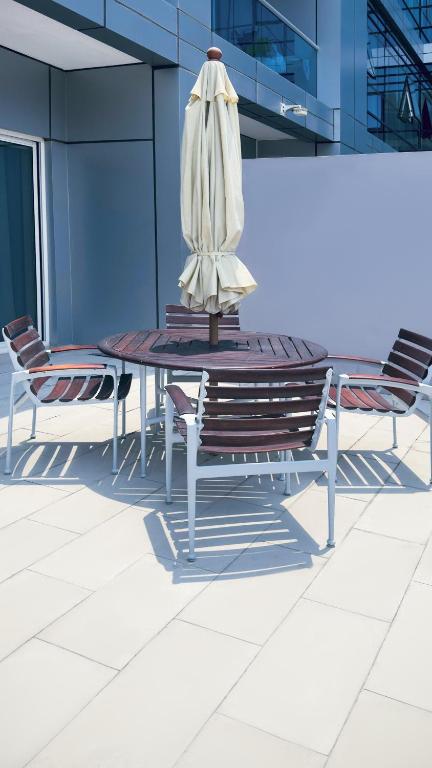 Elite Three-Bedroom Apartment With Terrace - Image 15