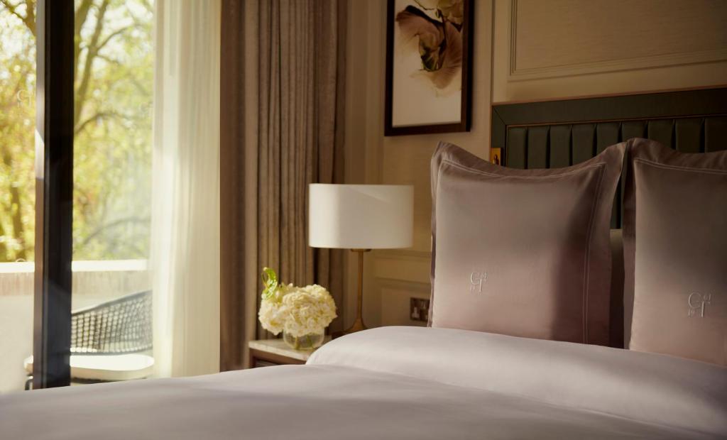 Deluxe Balcony Garden Suite with exclusive access to Cadogan private gardens - Image 2