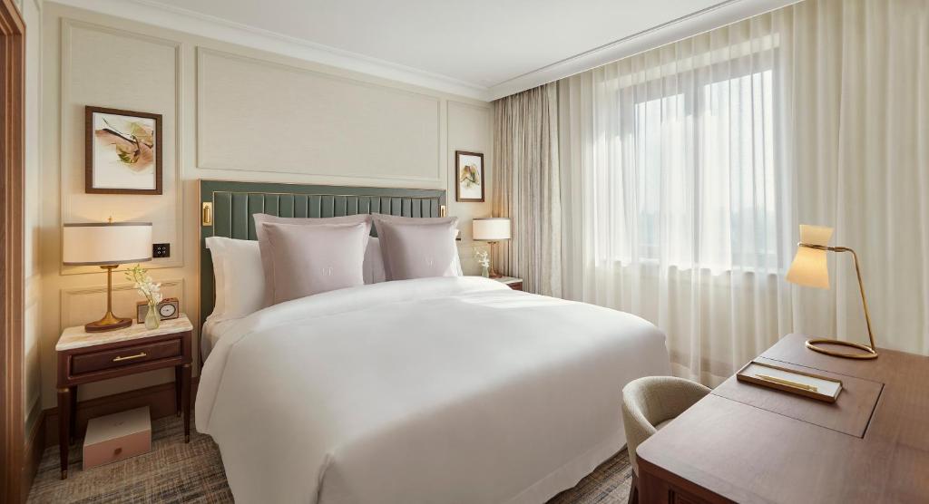 Executive City View Suite with exclusive access to Cadogan private gardens - Image 1