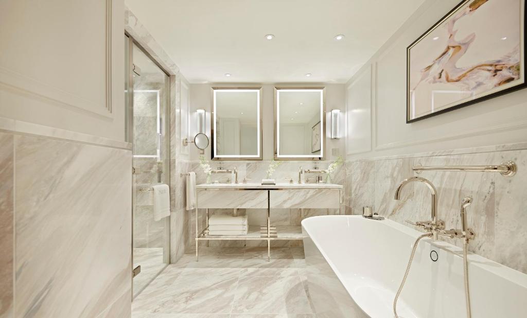 Junior Suite City View with exclusive access to Cadogan private gardens - Image 1