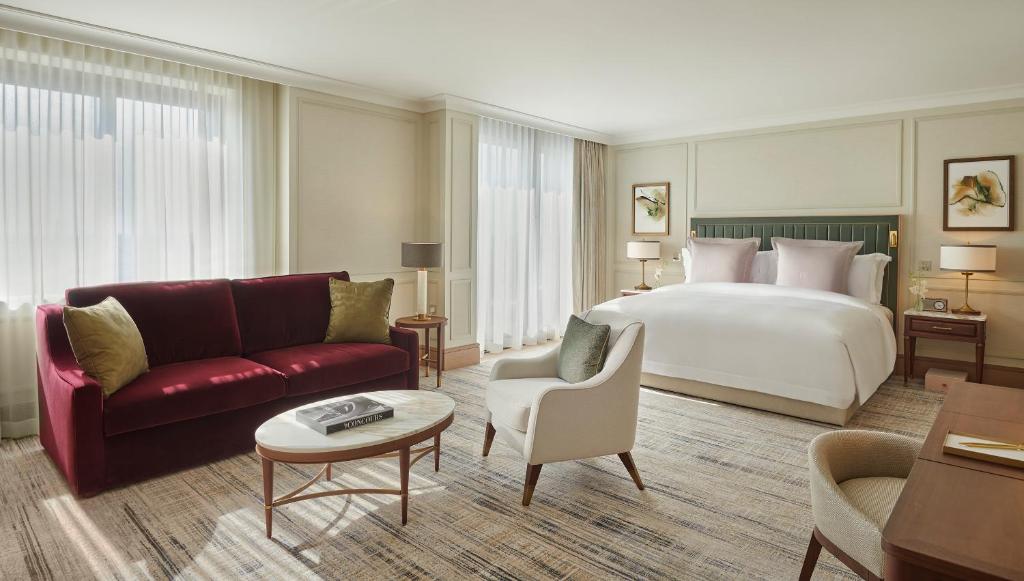 Junior Suite City View with exclusive access to Cadogan private gardens - Image 2
