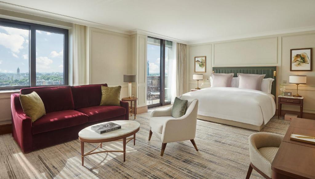Junior Suite City View with exclusive access to Cadogan private gardens - Image 4