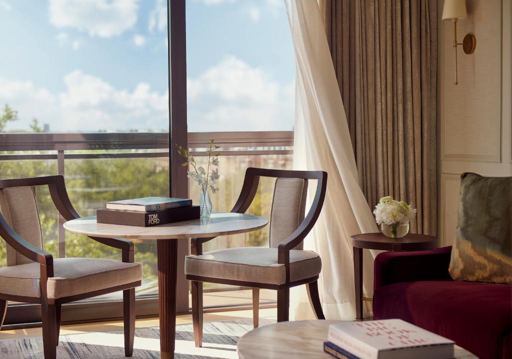 Junior Suite with exclusive access to Cadogan private gardens - Image 1