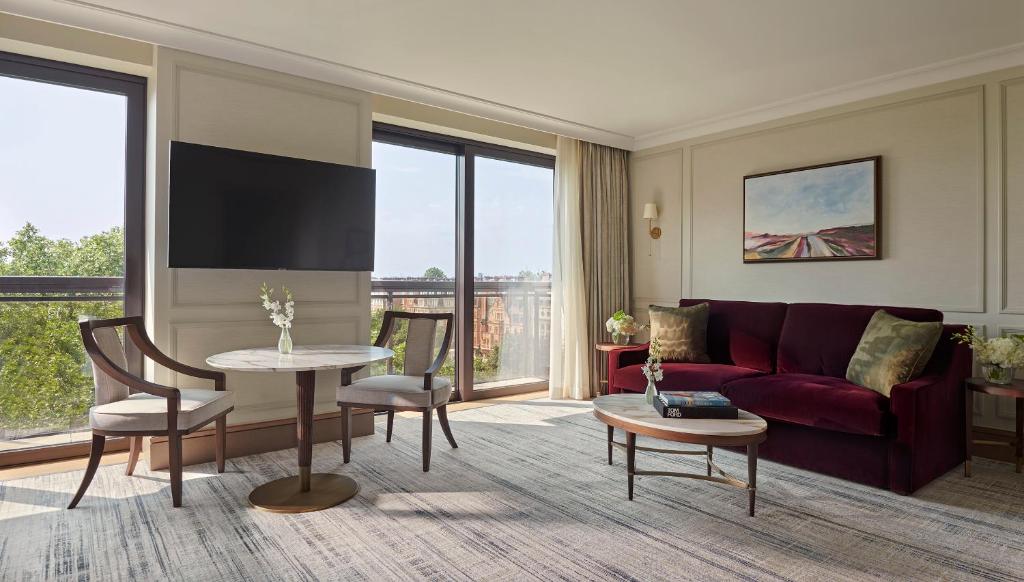 Junior Suite with exclusive access to Cadogan private gardens - Image 2