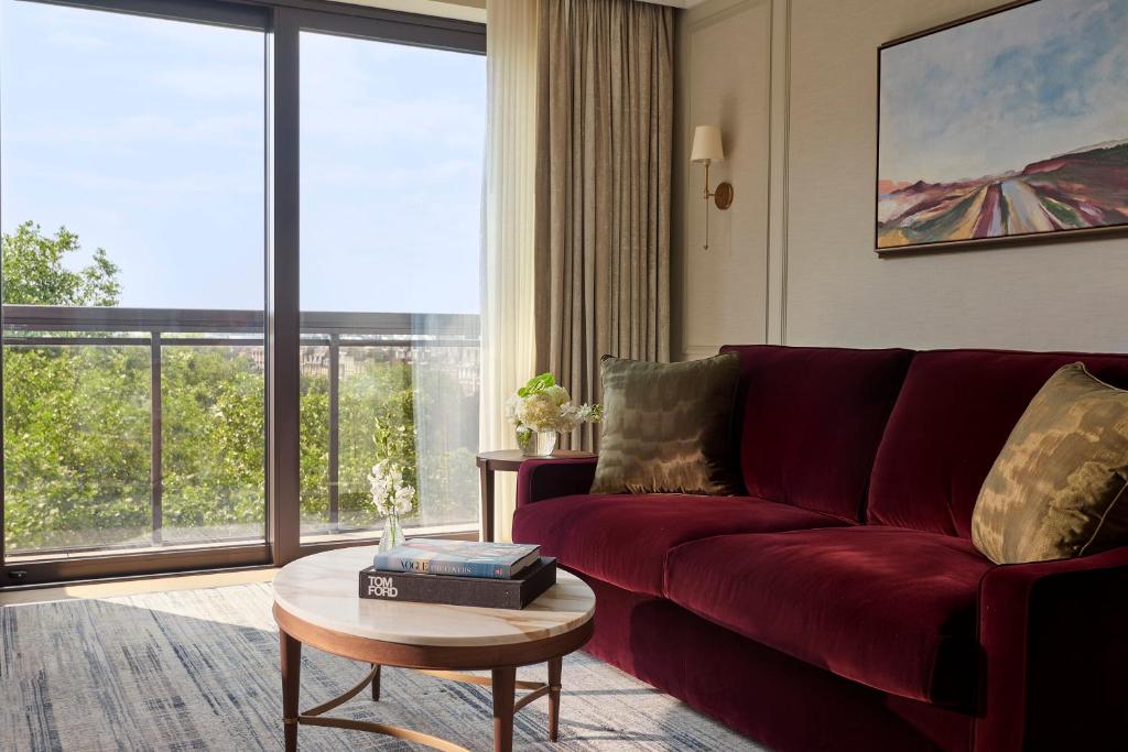 Junior Suite with exclusive access to Cadogan private gardens - Image 3