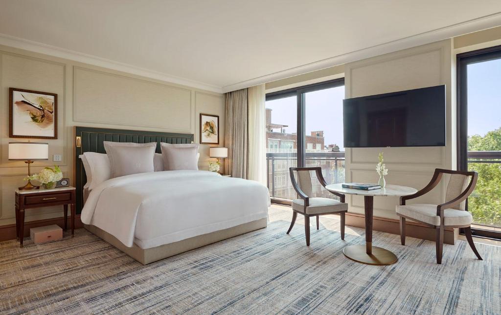 Junior Suite with exclusive access to Cadogan private gardens - Image 4