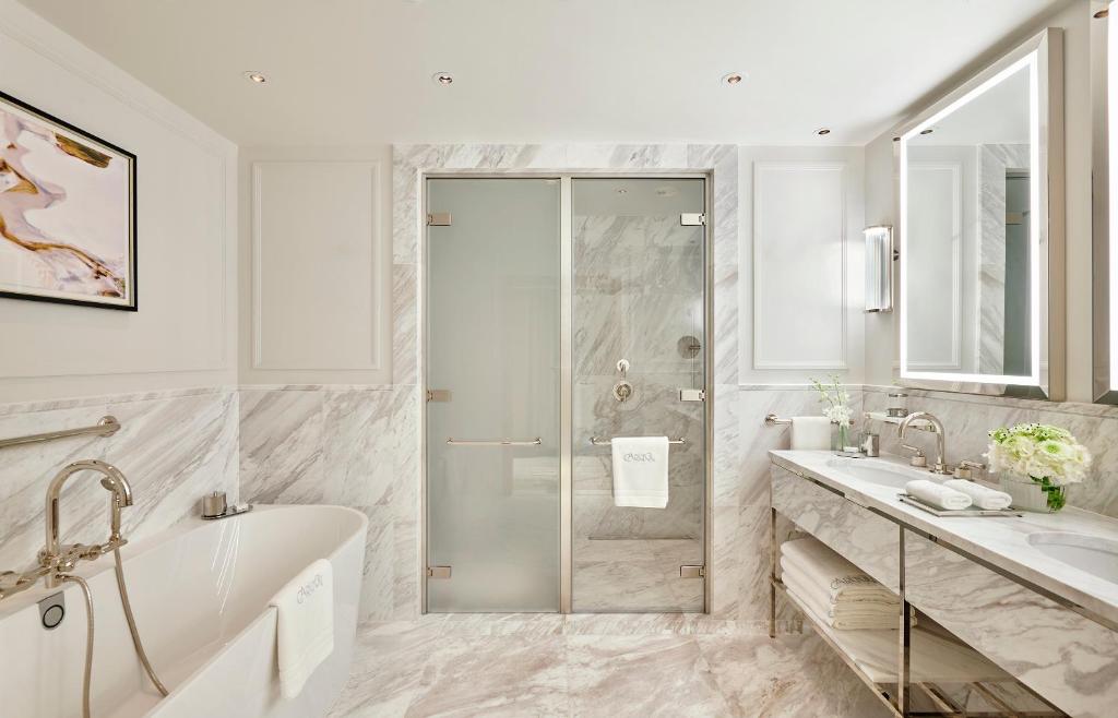 Luxury Suite with exclusive access to Cadogan private gardens - Image 1