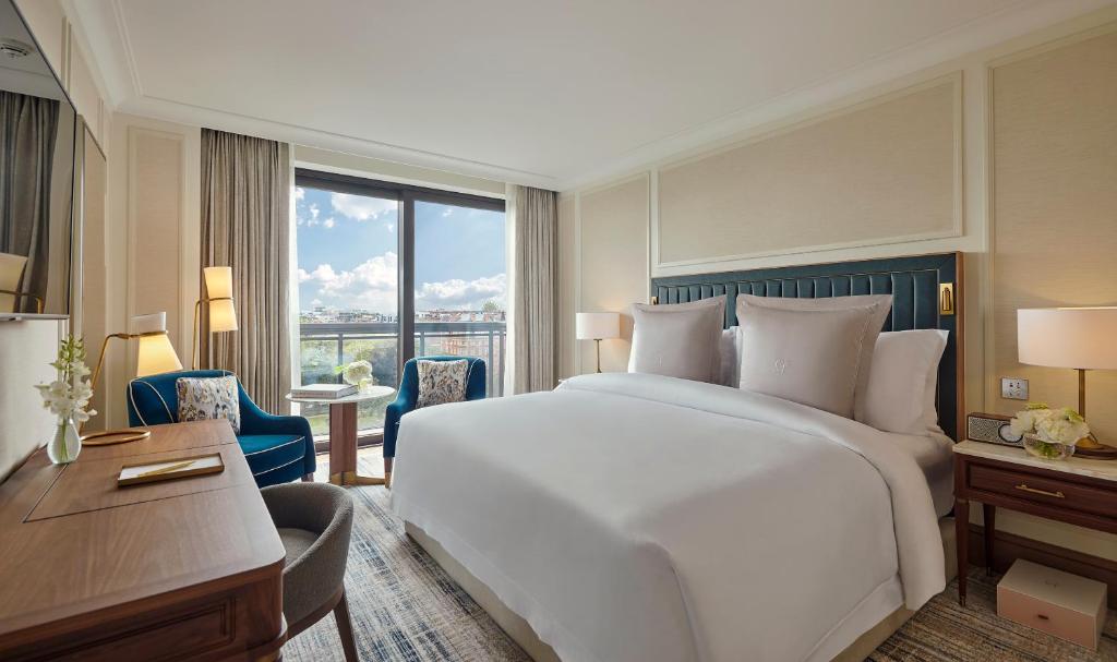 Superior Balcony Room with exclusive access to Cadogan private gardens - Image 1