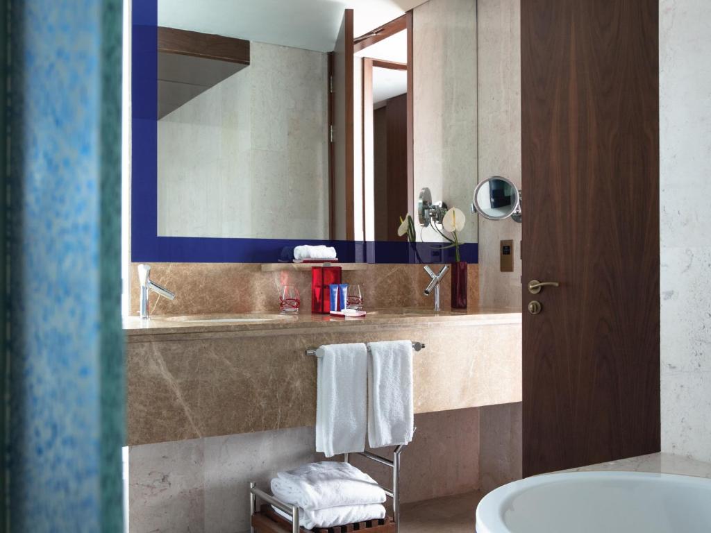 Deluxe Room - Image 3