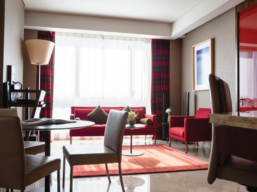 One-Bedroom Suite - Image 4