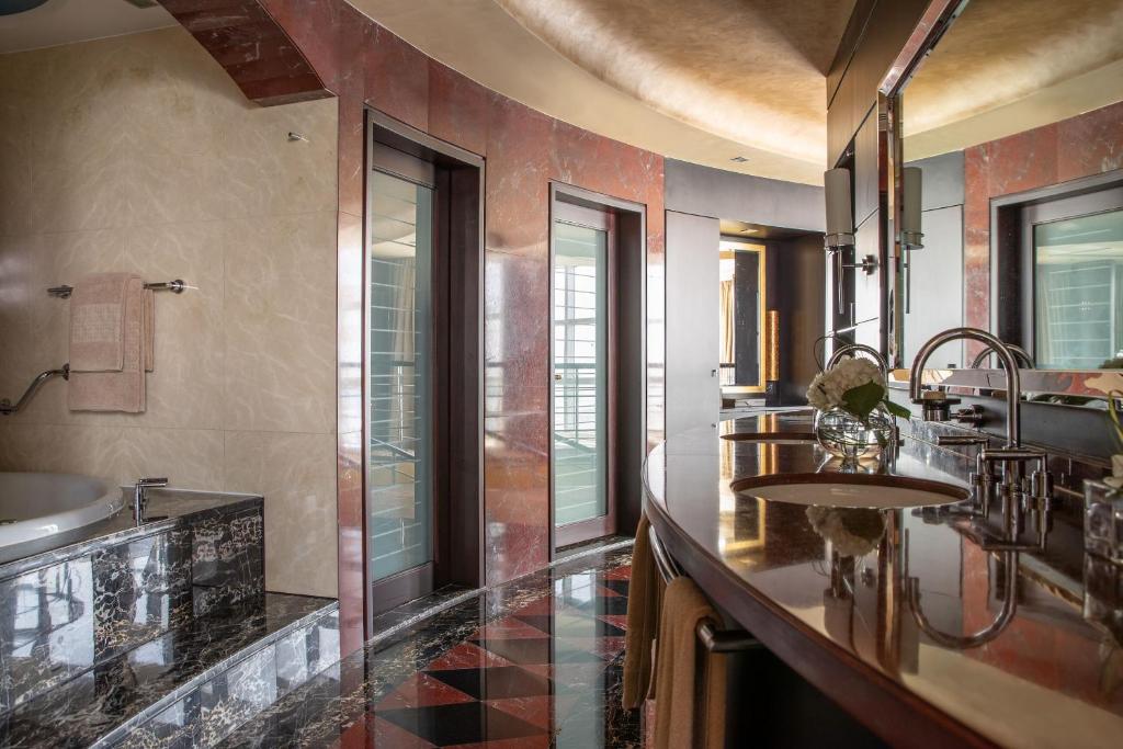 Royal Suite - Image 1
