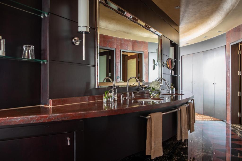 Royal Suite - Image 11