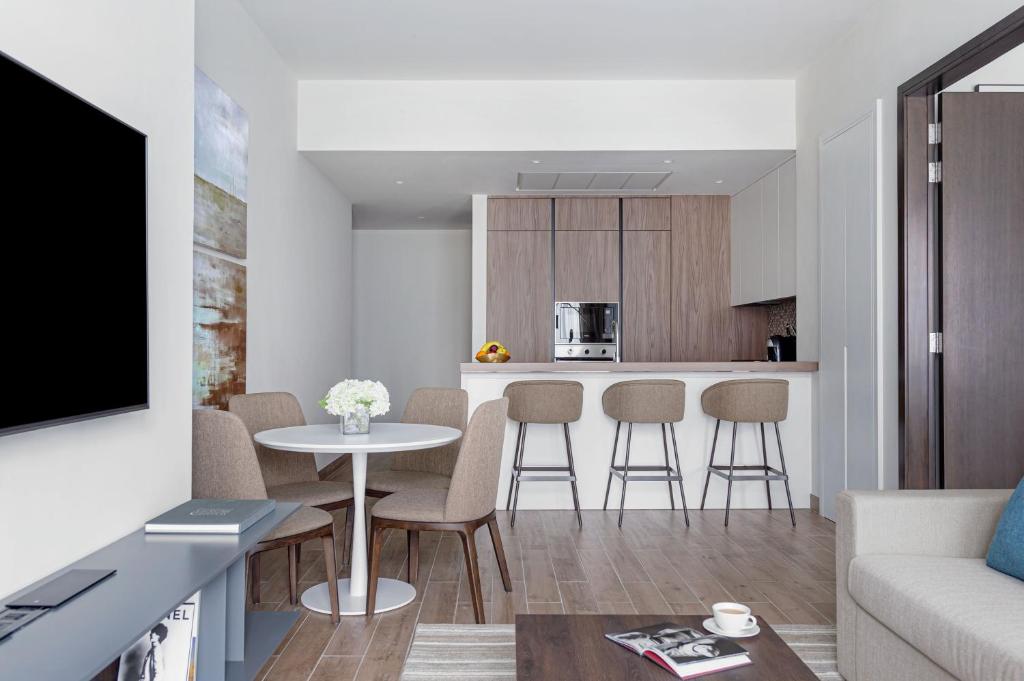 Deluxe One Bedroom Suite with Balcony - Image 1