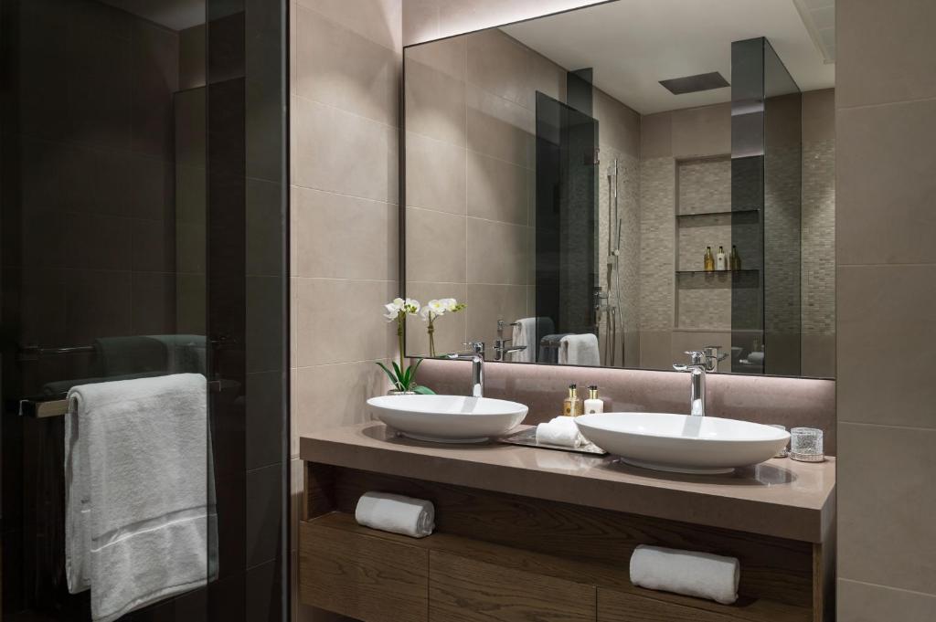 Premium Three Bedroom Suite with Balcony & Marina View - Image 1