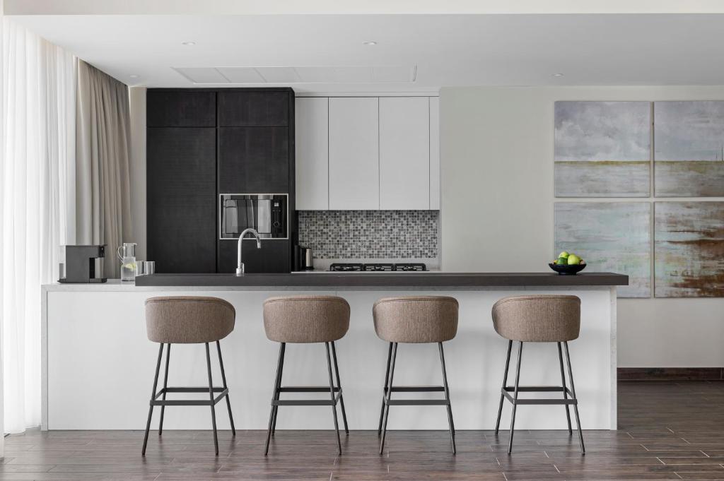 Premium Three Bedroom Suite with Balcony & Marina View - Image 5