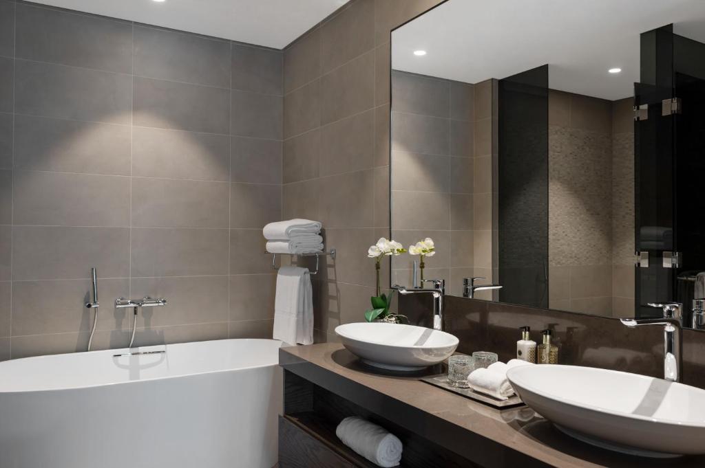 Premium Two Bedroom Suite with Balcony & Marina View - Image 5