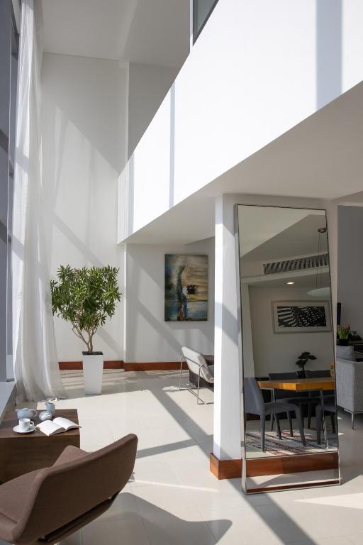 Three Bedroom Duplex Gallery Residence with Private Jacuzzi - Image 4