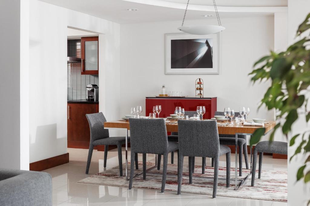 Three Bedroom Duplex Gallery Residence with Private Jacuzzi - Image 8