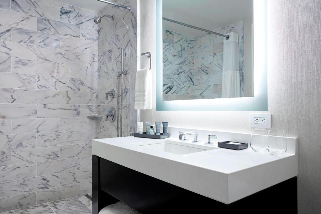 Essex One-Bedroom Suite with Sofa Bed - Image 3