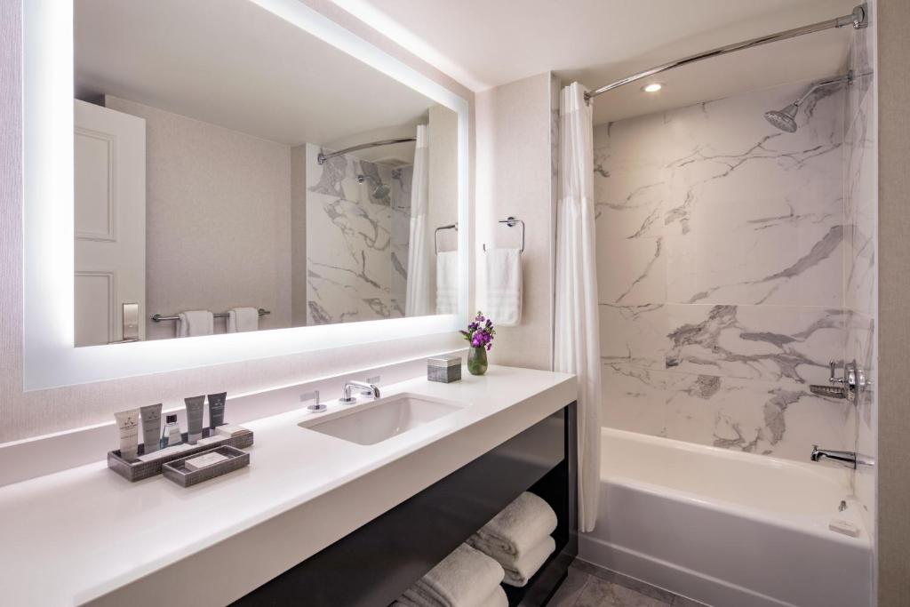 King Room with Roll-in Shower - Mobility Accessible - Image 4