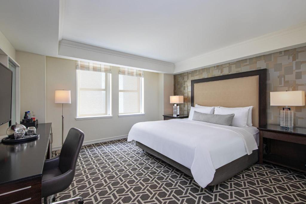 King Room with Roll-in Shower - Mobility Accessible - Image 5