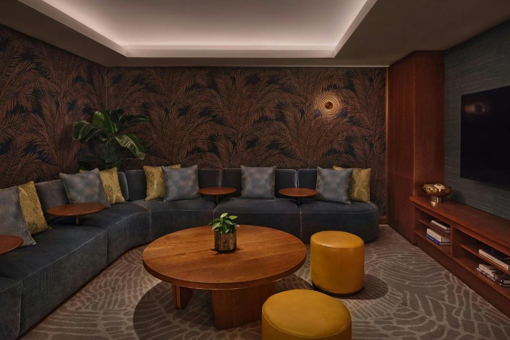 Executive Room, Executive lounge access, 1 King - Image 8