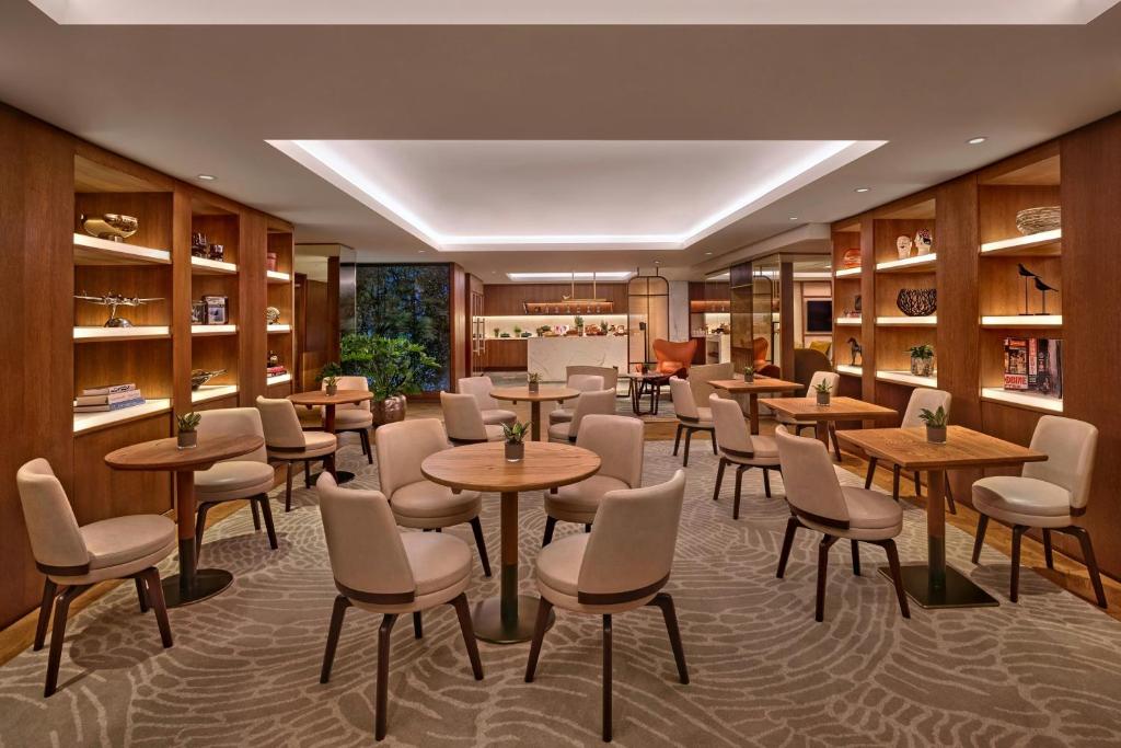 Executive Room, Executive lounge access, 1 King - Image 9