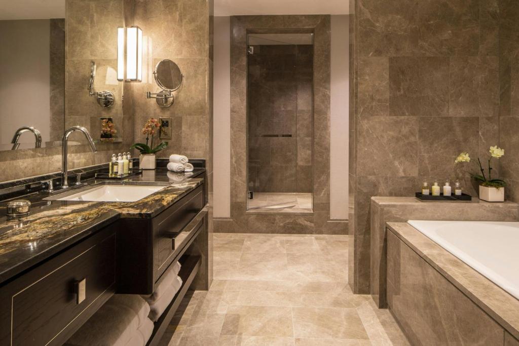 Executive Suite, 1 King - Image 3