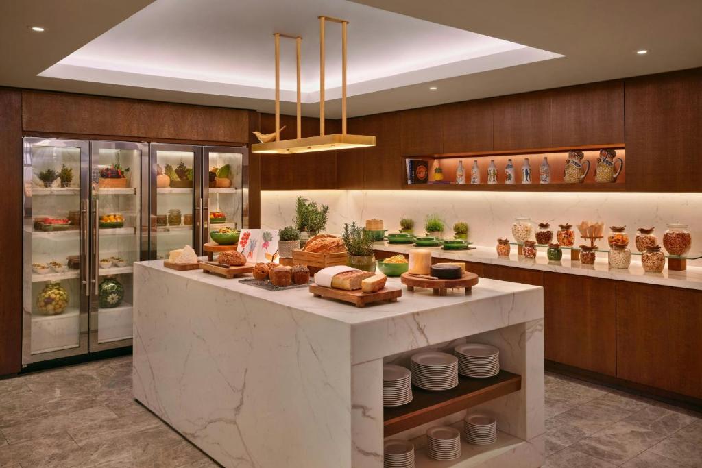 Executive Suite, 1 King - Image 6