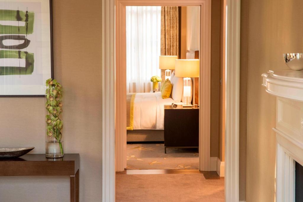 Premium Park View Suite, 1 King - Image 2