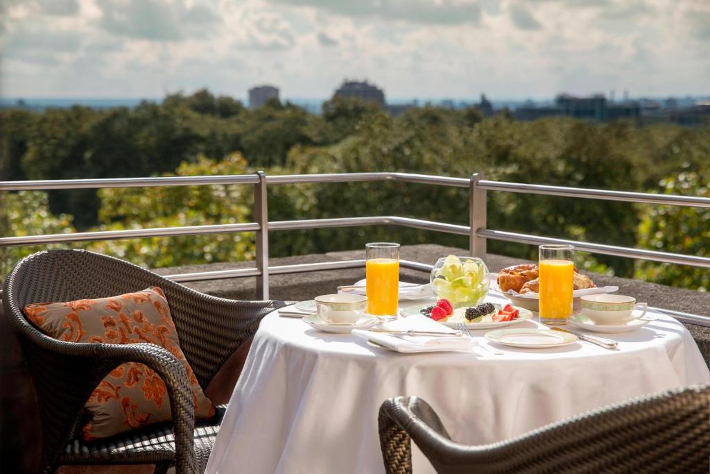 Premium Park View Suite, 1 King - Image 3