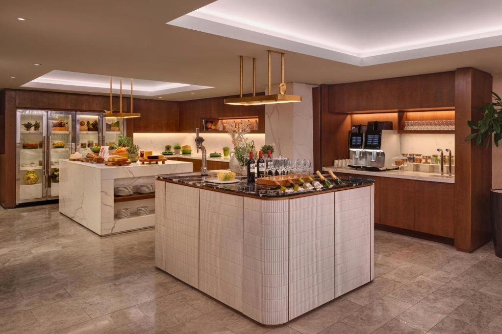 Premium Park View Suite, 1 King - Image 7