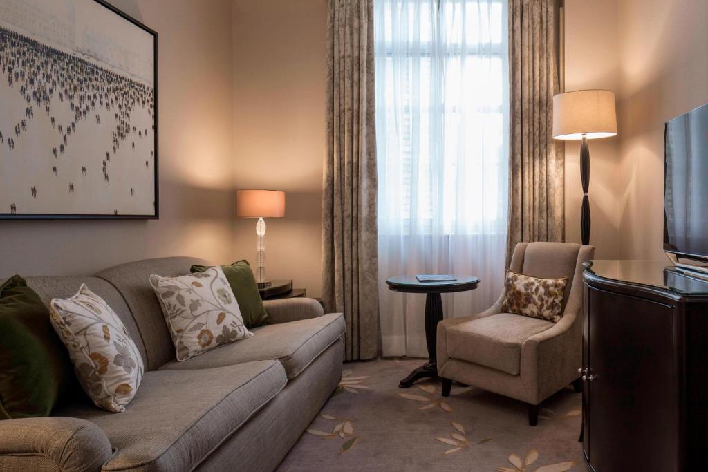 Superior Suite, 1 King - Image 10
