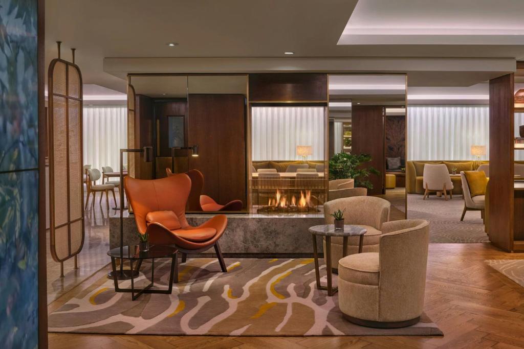 Superior Suite, 1 King - Image 4
