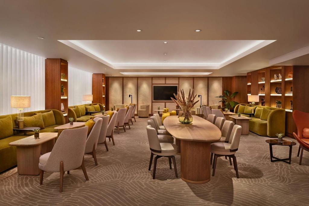 Superior Suite, 1 King - Image 7