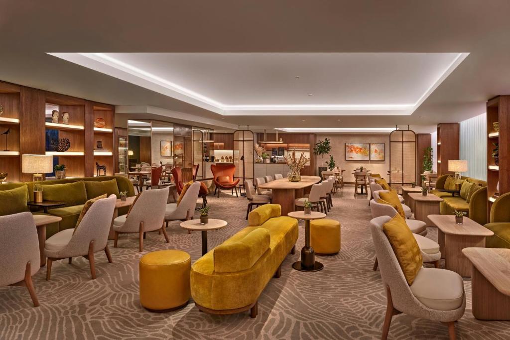 Superior Suite, 1 King - Image 8
