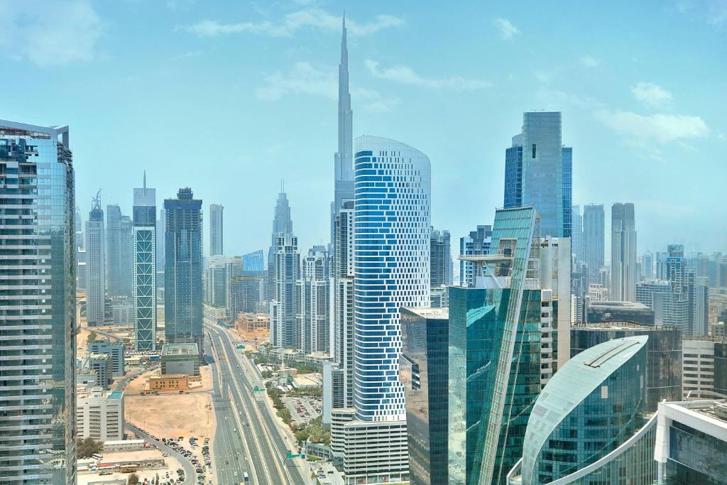 Deluxe King Suite - Corner Room - Image 4