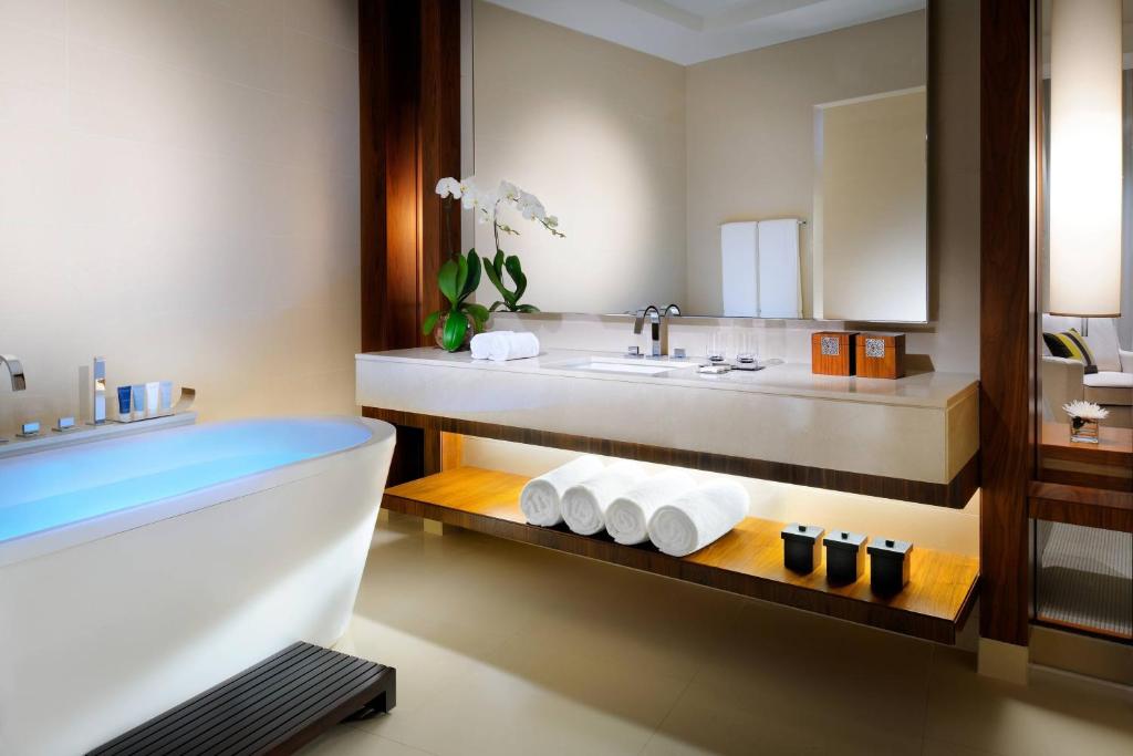 Executive Double Room with Lounge Access - Image 2