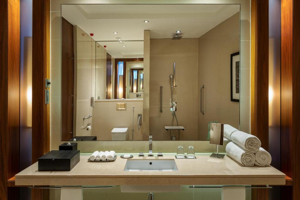Executive Double Room with Lounge Access - Image 4
