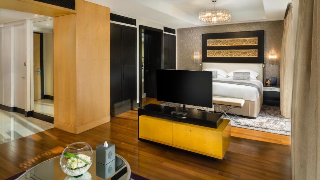 Deluxe Room - Image 4