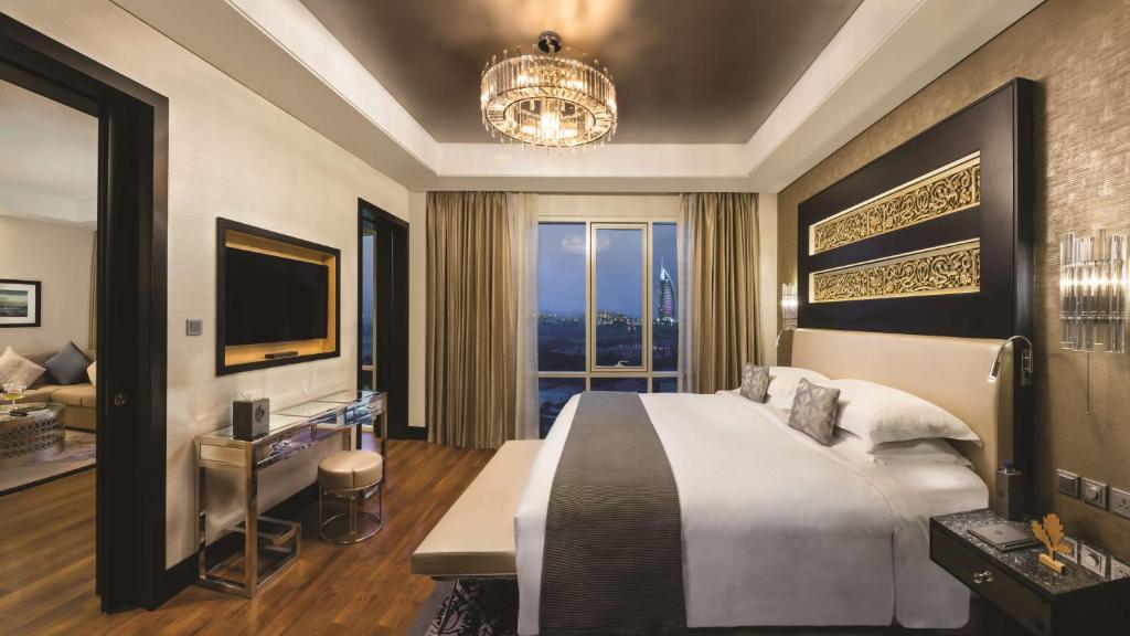 Grand Deluxe Room - Image 7