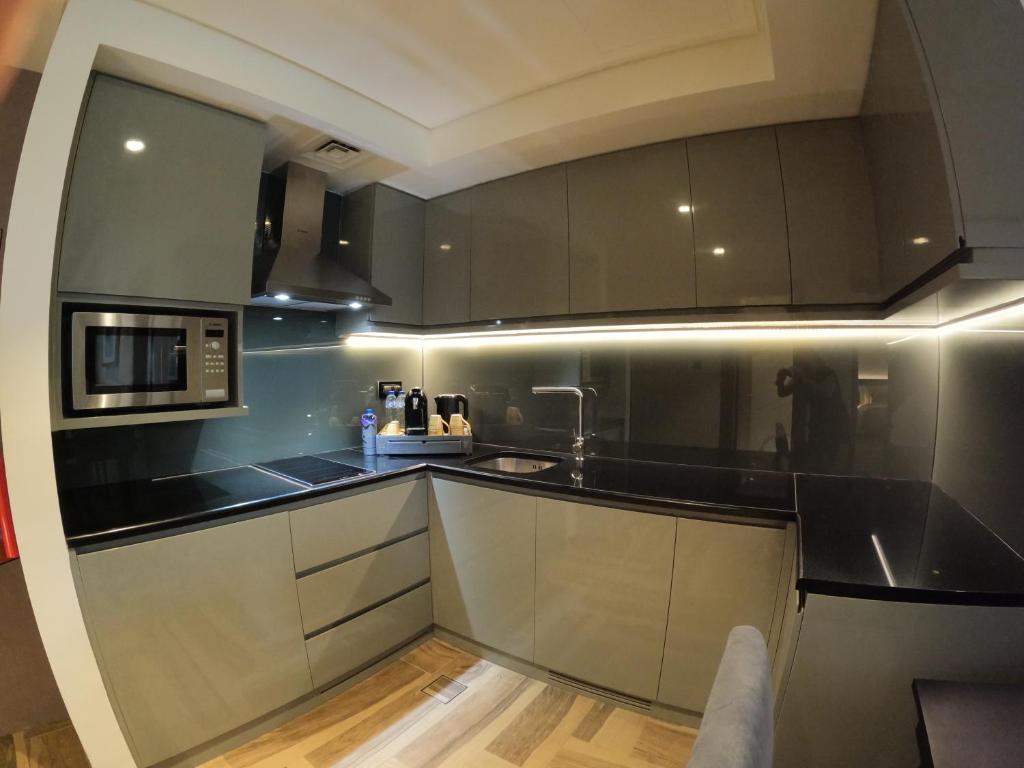 One-Bedroom Suite with Kitchenette - Image 1