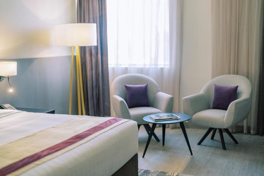 One-Bedroom Suite with Kitchenette - Image 10