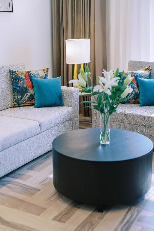 One-Bedroom Suite with Kitchenette - Image 11