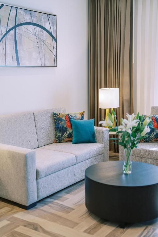 One-Bedroom Suite with Kitchenette - Image 12