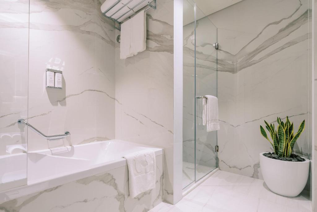 One-Bedroom Suite with Kitchenette - Image 3