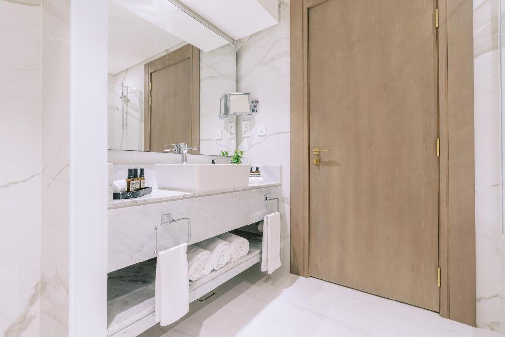 One-Bedroom Suite with Kitchenette - Image 4