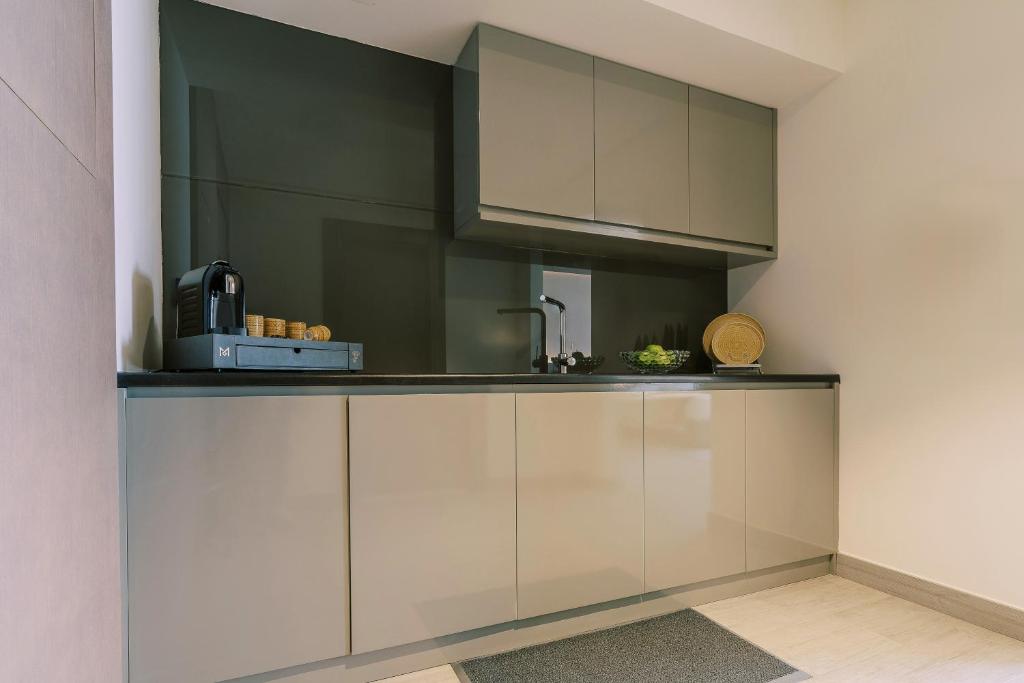 One-Bedroom Suite with Kitchenette - Image 5