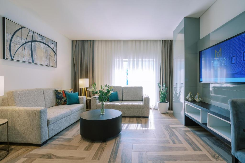 One-Bedroom Suite with Kitchenette - Image 7